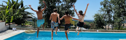 Kinder springen in den Pool